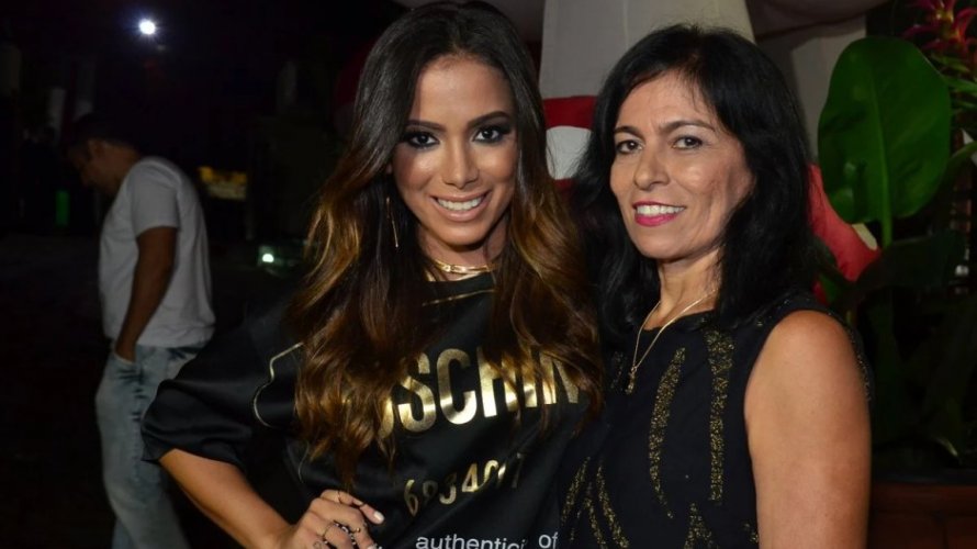 Mãe de Anitta sai de casa e motivo seria vida louca da filha diz colunista