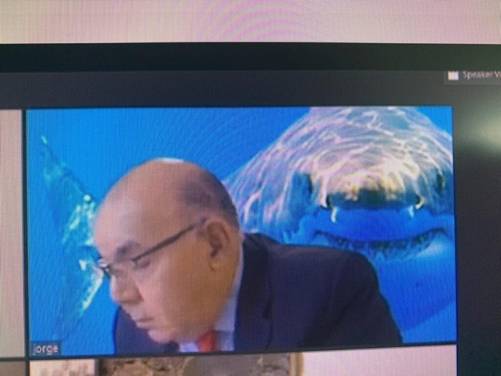 Neto mexe em aplicativo e ministro participa de sessão com fundo de tubarão