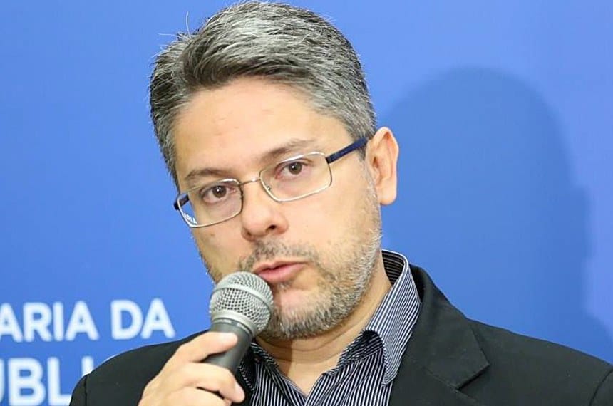 O Brasil não aceita golpe militar muito menos um golpe miliciano diz Alessandro Vieira