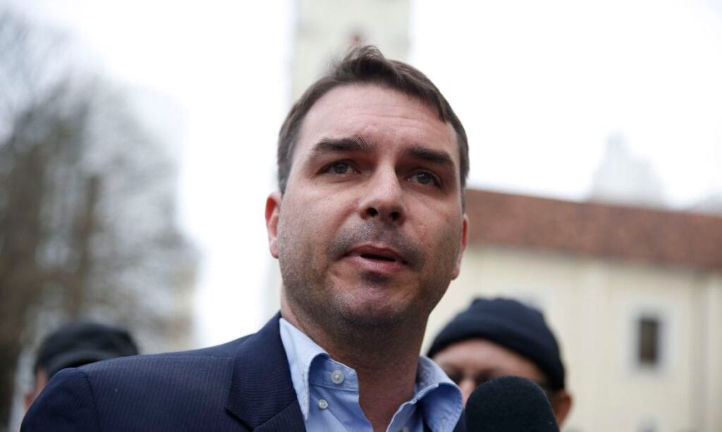 Polícia Federal arquiva inquéritos de Flávio Bolsonaro sem quebrar sigilo