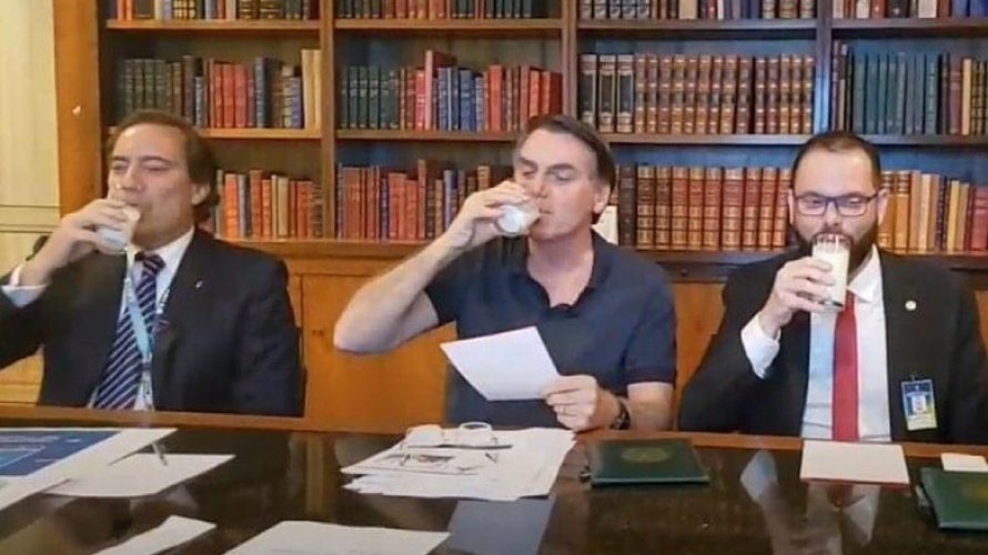 Políticos acusam Bolsonaro de propagar símbolo nazista de supremacia branca ao beber copo de leite presidente nega
