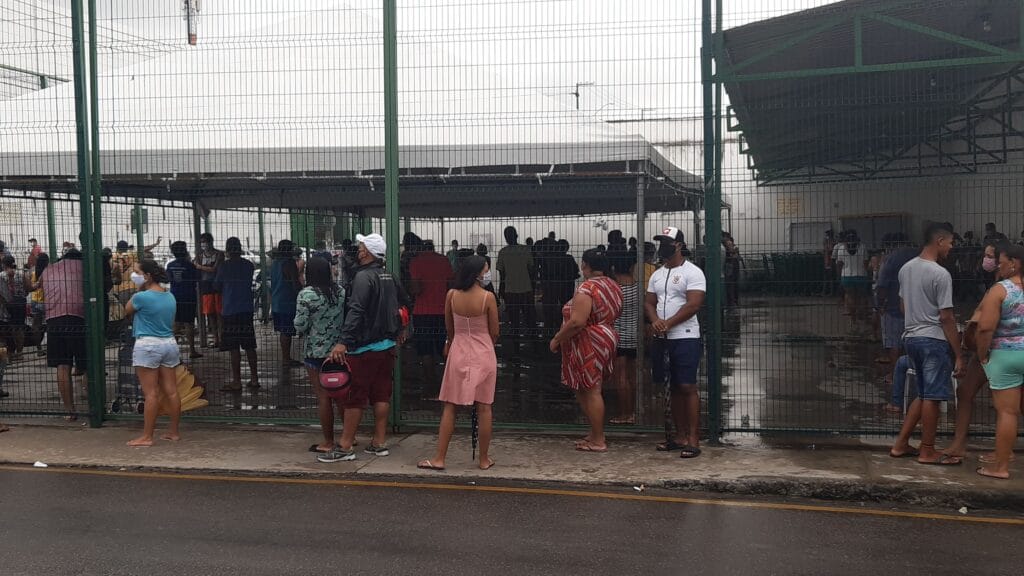 População se aglomera em fila de supermercado na Cidade Nova