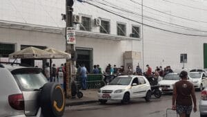 População se aglomera em fila de supermercado na Cidade Nova 2