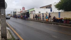 População se aglomera em fila de supermercado na Cidade Nova 3