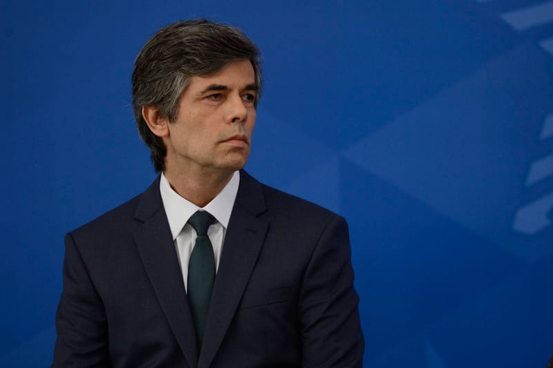 Reunião virtual entre Teich e governadores é interrompida por participante seminu