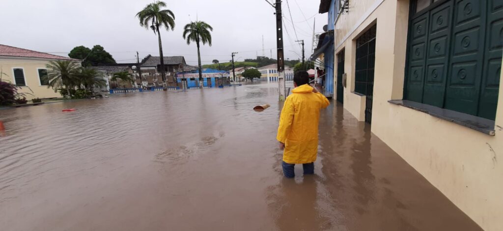 Rio Cotinguiba transborda e deixa vários desalojados e desabrigados em Laranjeiras