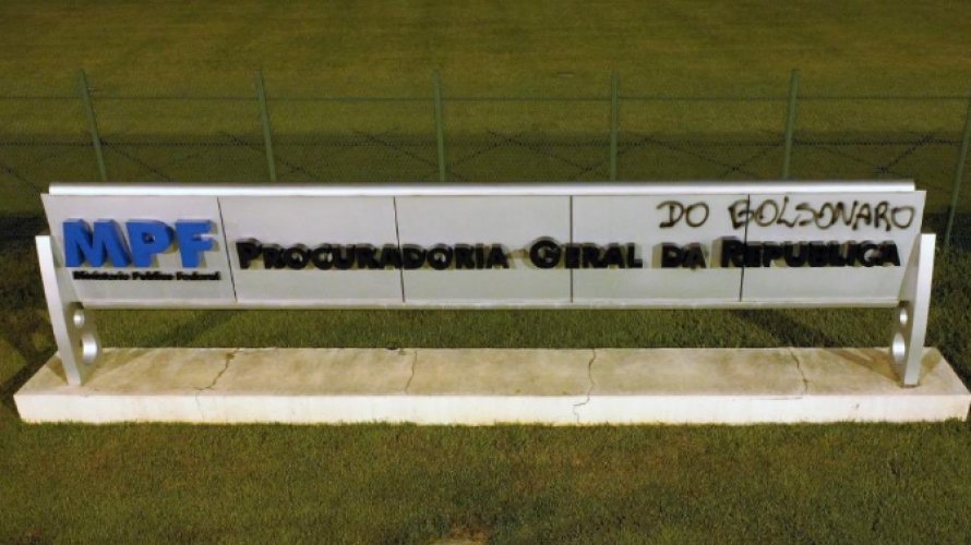 Sede da PGR em Brasília é pichada como Procuradoria Geral do Bolsonaro