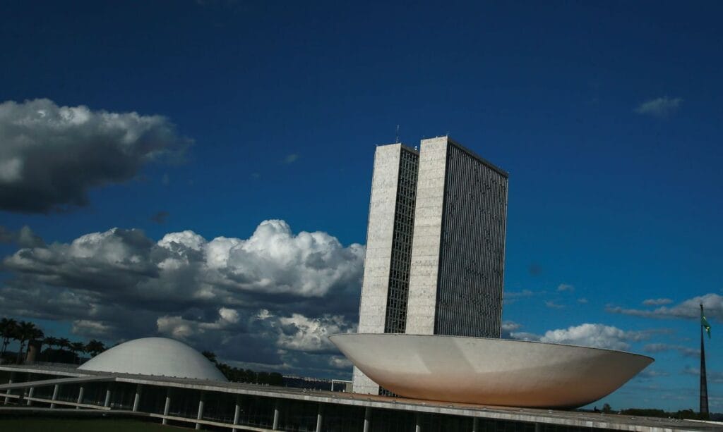 Senado tenta votar neste sábado 2 proposta de auxílio a estados e municípios