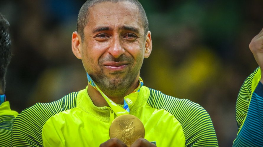 Serginho anuncia aposentadoria do vôlei aos 44 anos