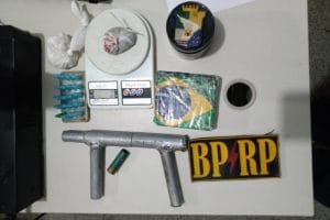Suspeito de tráfico é preso com escopeta de fabricação caseira e drogas no Santa Maria