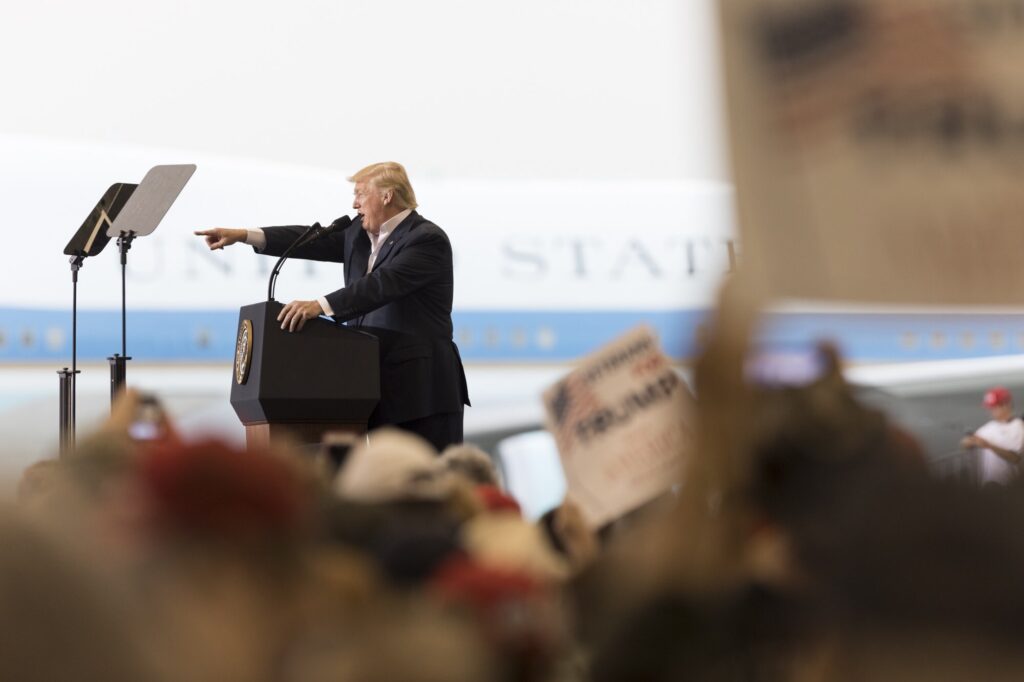 Trump ameaça fechar redes sociais nos EUA