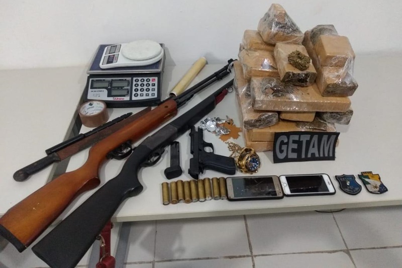Três suspeitos são presos com 14kg de maconha e duas armas no Conjunto Jardim