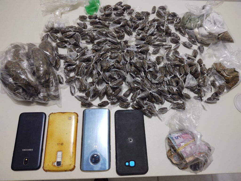 Três suspeitos são presos em flagrante com 331 buchas de maconha em Estância