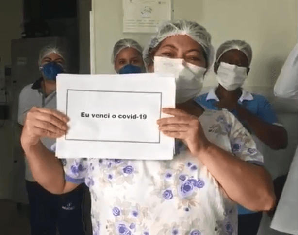 Técnica de enfermagem curada da covid 19 recebe homenagem em retorno ao trabalho em Capela veja vídeo