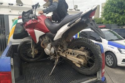 Um homem é preso por tráfico de drogas e três por roubo a moto em Tobias Barreto