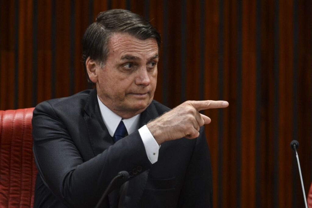 É fácil impor uma ditadura aqui. Facílimo disse Bolsonaro em reunião com ministros