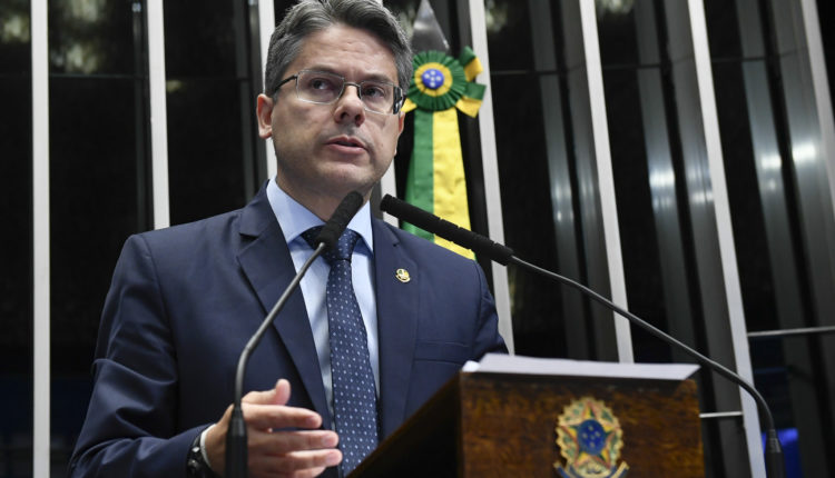 ‘Manutenção do Enem agrava desigualdade de oportunidades no Brasil’ diz Alessandro Vieira