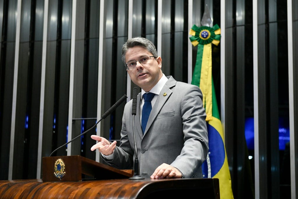 ‘Repete roteiro de investigados e condenados famosos’ diz Alessandro Vieira após ataques de Rodrigo Valadares
