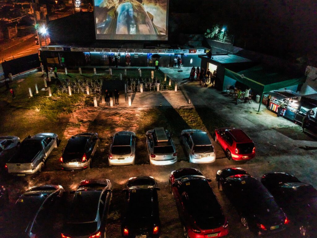 Aeroporto de Montevidéu é transformado em cinema drive in