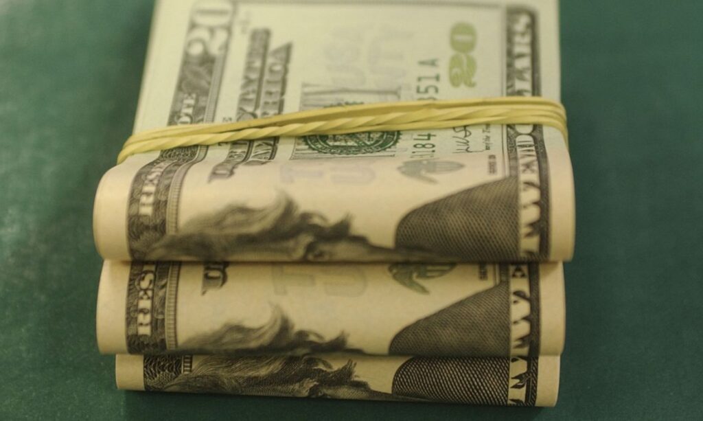 Antes de feriado dólar sobe após Fed manter taxa de juros