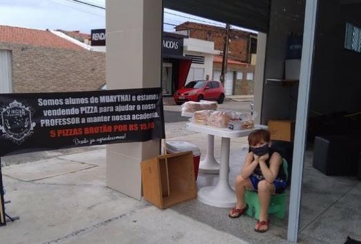 Após centro de muay thai fechar alunos vendem pizza para ajudar professor em Aracaju