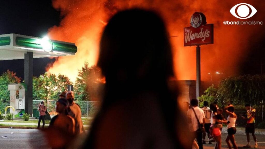 Após morte de homem negro por policiais manifestantes queimam restaurante nos EUA