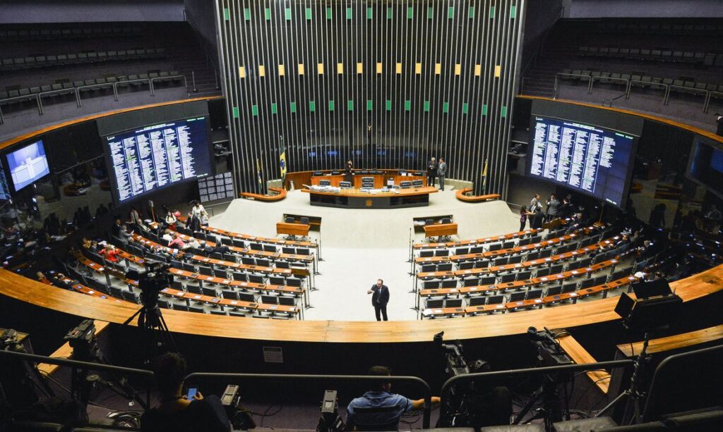 Após passar no Senado PEC para adiar eleições esbarra em resistência da Câmara