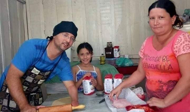 Após ser humilhado por cliente vendedor que tem apenas uma mão recebe R 108 mil em doações