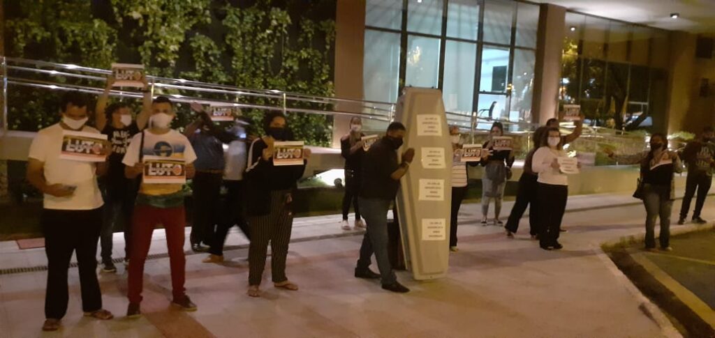 Ato de enterro de CNPJs e empregos em Aracaju. Acontecendo agora na porta da Alese