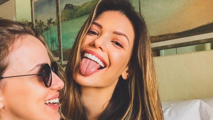 Atriz da Globo aparece nua em clique feito pela namorada veja a foto