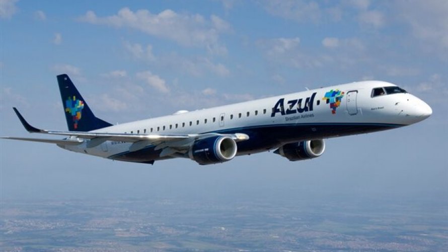 Azul reduz jornada de trabalho e salários de pilotos e comissários