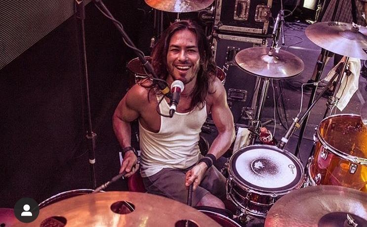Baterista da banda CPM 22 se envolve em polêmica após conversas vazados com adolescente