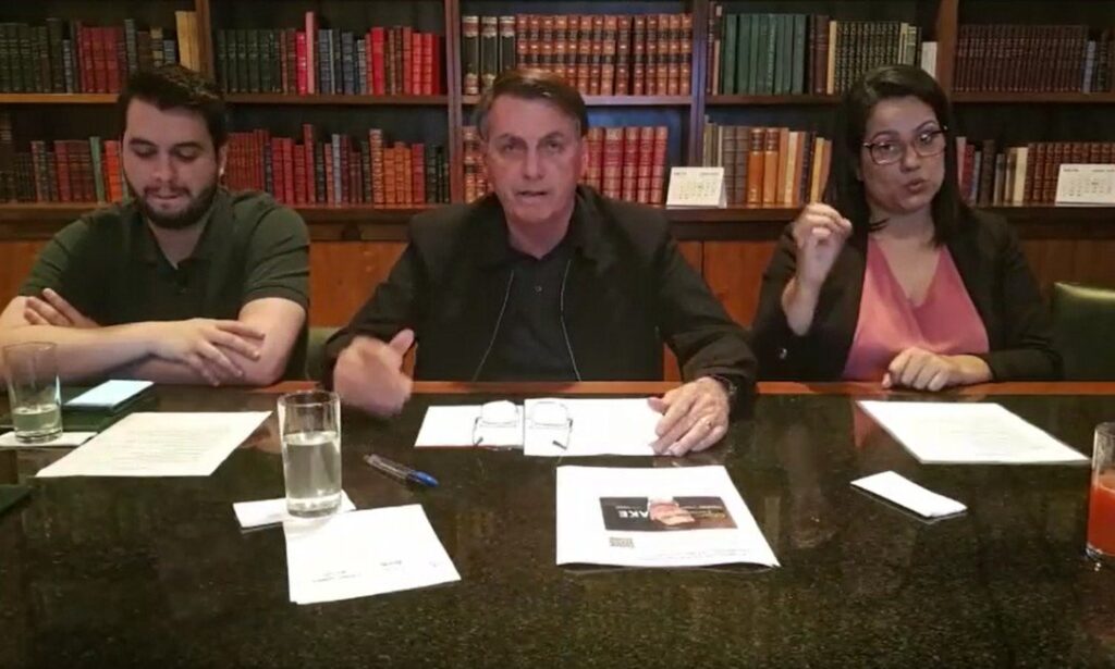 Bolsonaro pede a apoiadores que entrem em hospitais públicos para filmar leitos vazios veja vídeo