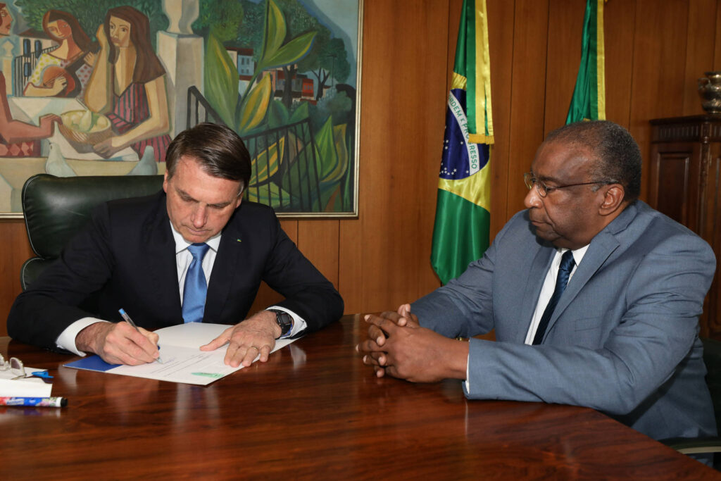 Bolsonaro quer que ministro da Educação peça demissão após nova polêmica em currículo