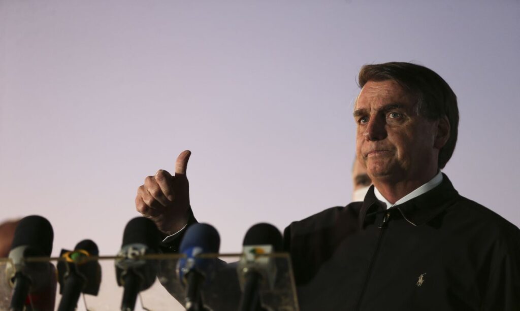 Bolsonaro veta trecho de projeto que permite síndicos proibirem festas em condomínios