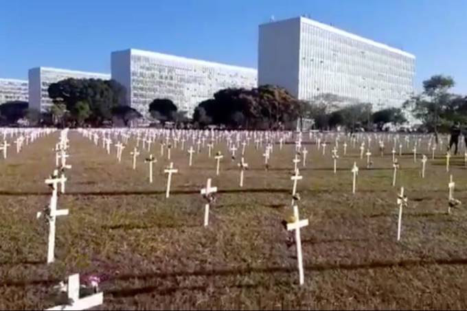 Brasília tem atos pró Bolsonaro e cruzes de protesto diante do Congresso