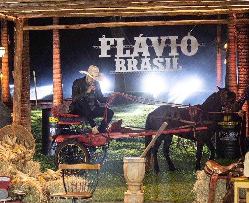 Cantor vira meme ao chegar de charrete em sua live e cavalo o levar embora veja vídeo