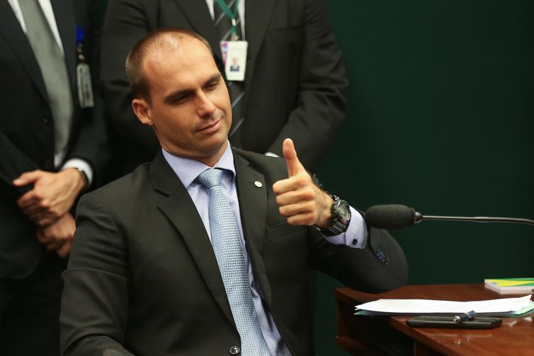 Centrão blinda Eduardo Bolsonaro e análise de fala sobre AI 5 está parada há 6 meses