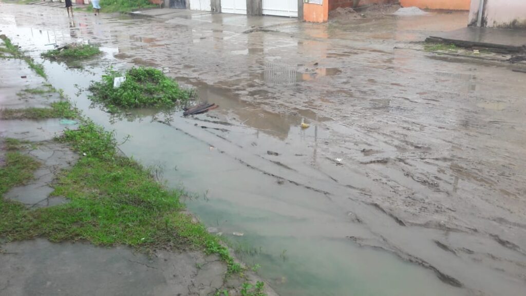 Chuva deixa ruas de Nossa Senhora do Socorro alagadas veja vídeo