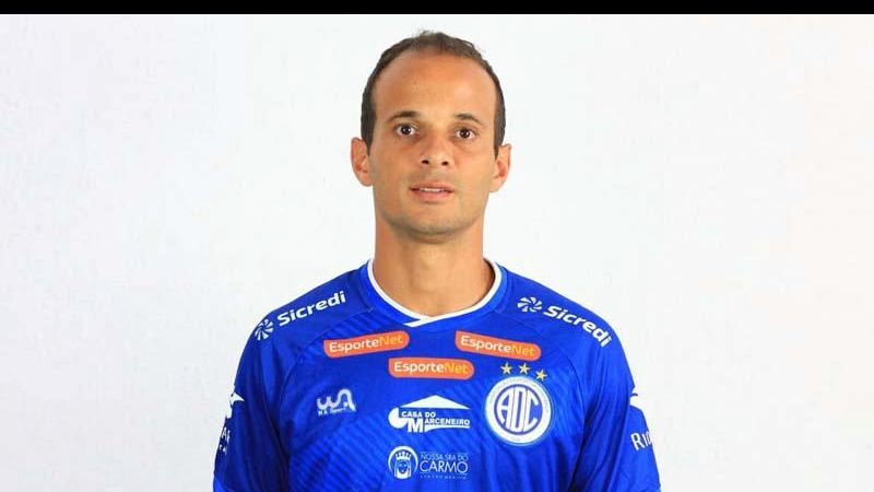 Confiança rescinde contrato com meia Morais