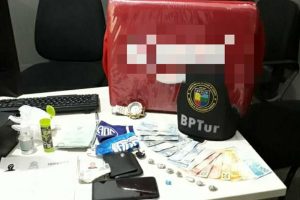 Delivery de drogas Entregador de aplicativo é preso com trouxas de maconha e estimulante sexual em Aracaju