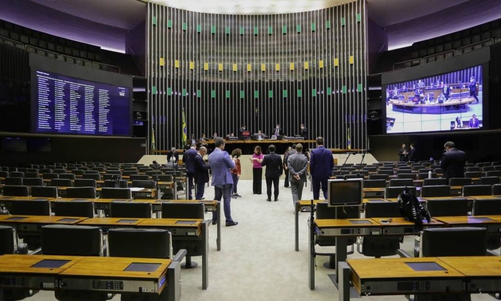 Disputa pelo comando da Câmara já divide deputados do centrão