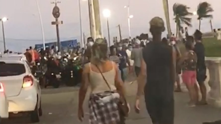 Distanciamento social é ignorado pela população no Farol da Barra em Salvador