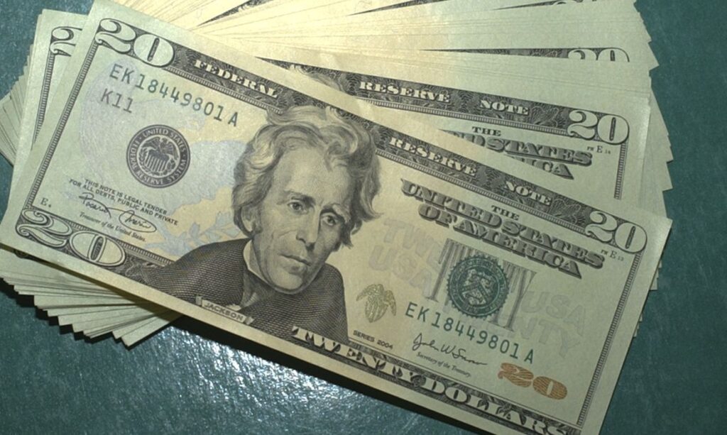 Dólar tem sexta alta seguida com atenções a Copom exterior pesa