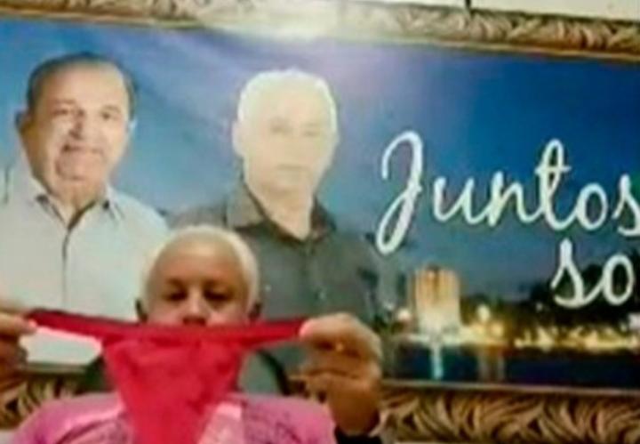 Em live vereador é flagrado cheirando calcinha vermelha em sessão da Câmara veja vídeo
