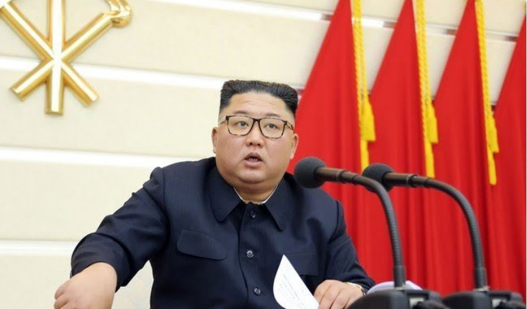 Em reunião Kim Jong un se distancia de autoridades que não têm a mesma regalia