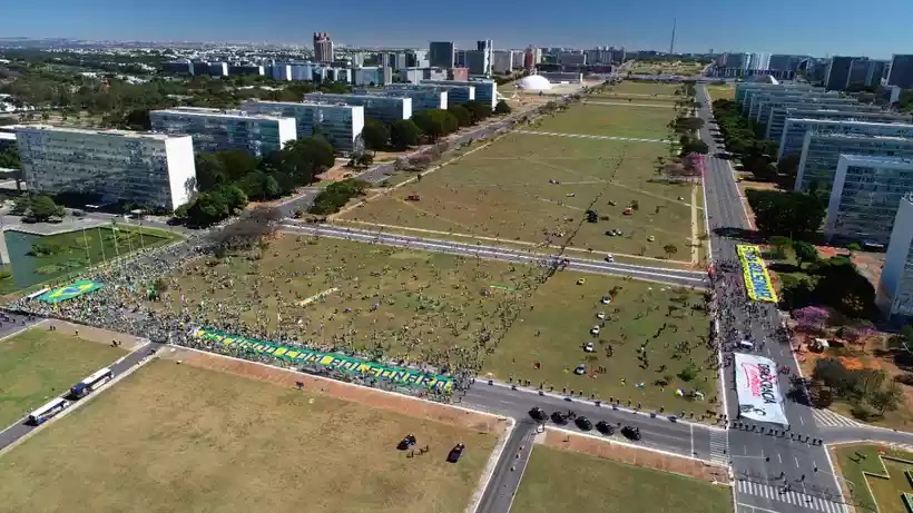 Esplanada concentra manifestações pró e contra Bolsonaro neste domingo