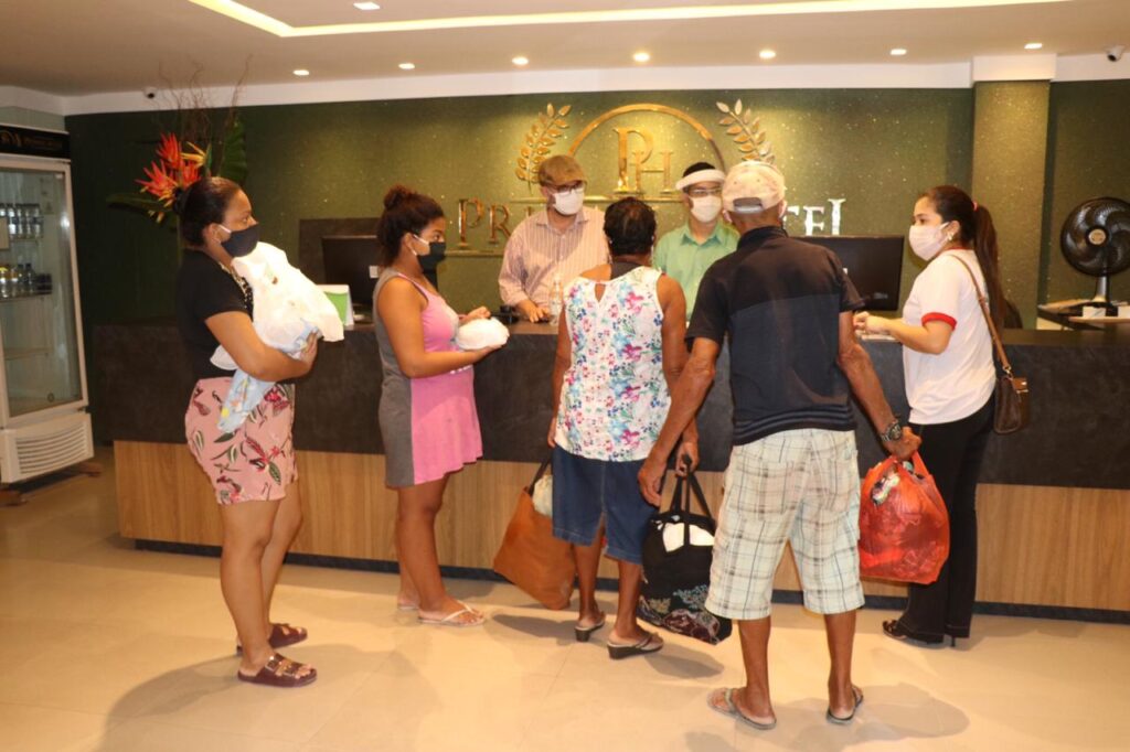 Famílias atingidas por desabamento de casas na Cidade Nova são acolhidas em hotel