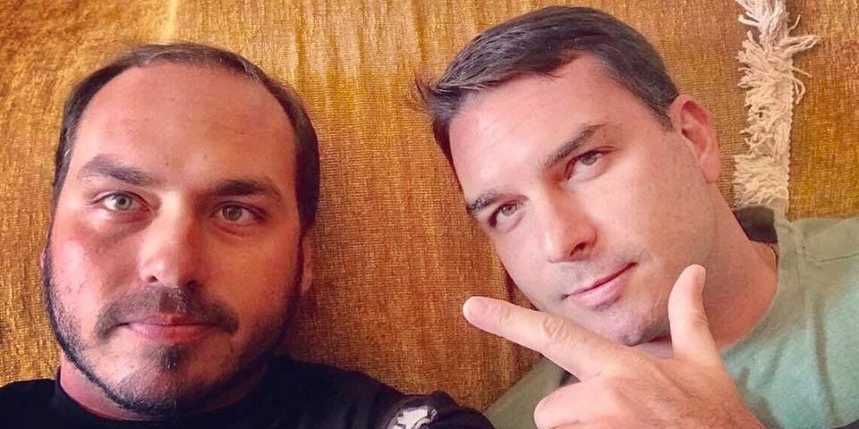 Flávio e Carlos Bolsonaro usaram dinheiro vivo para pagar débito com corretora
