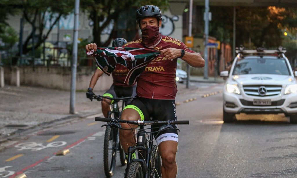 Fred chega ao Fluminense após percorrer 600 km pedalando desde MG